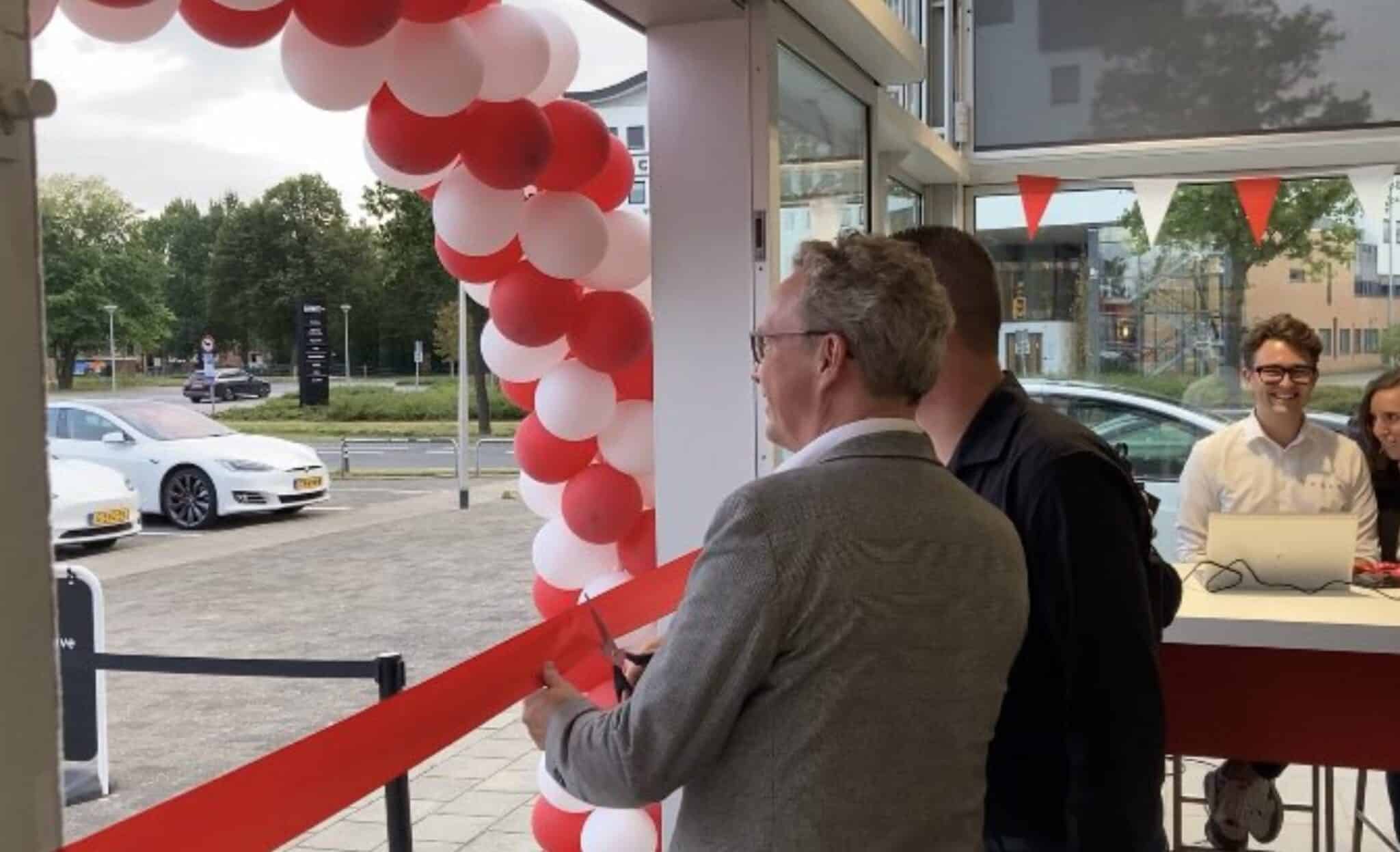 New Service Center Bridges Netherlands and Germany