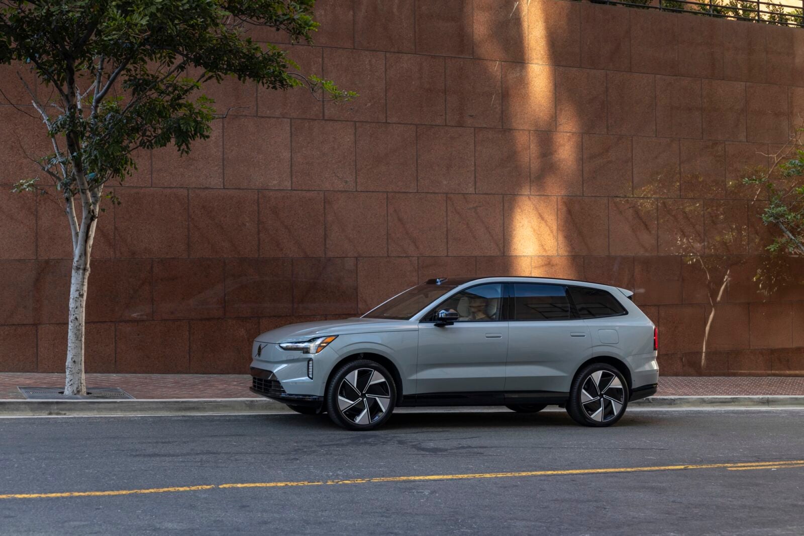 Volvo EX90: A Tech-Forward Flagship EV with Growing Pains