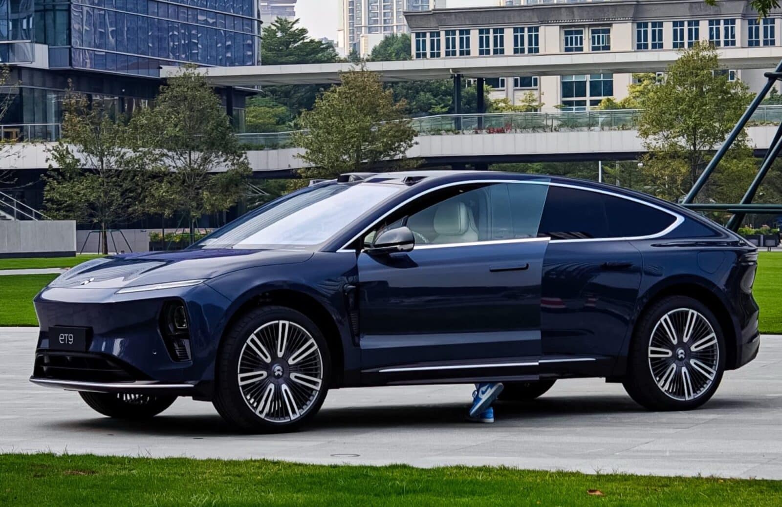 Nio Challenges German Luxury Dominance with Ultra-Premium ET9 Sedan