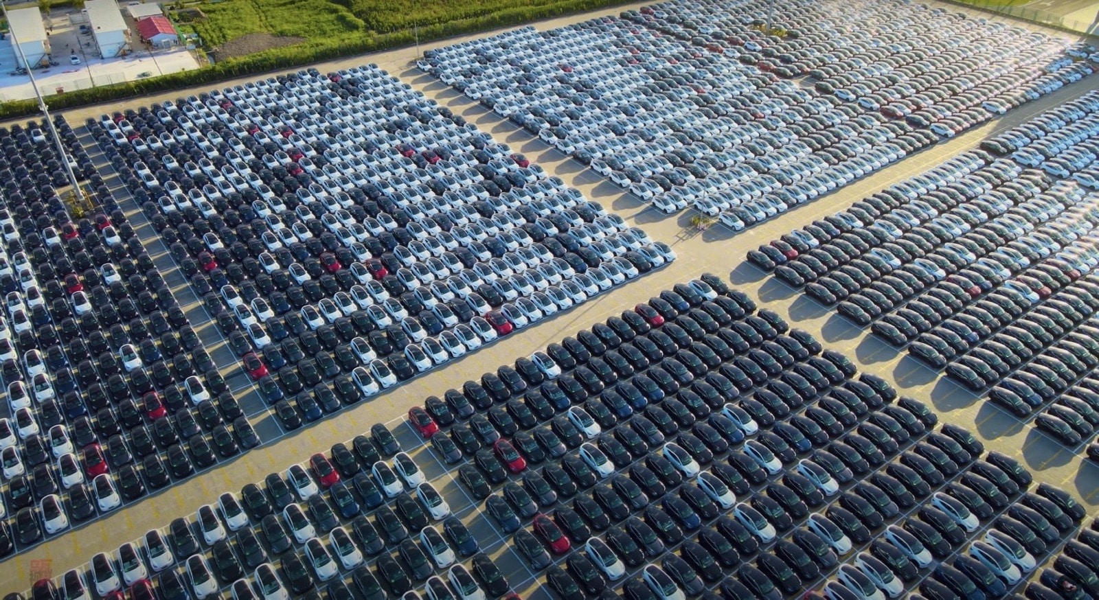 Tesla’s Parked Fleet as Global AI Network: Musk’s Bold Vision Faces Reality Check