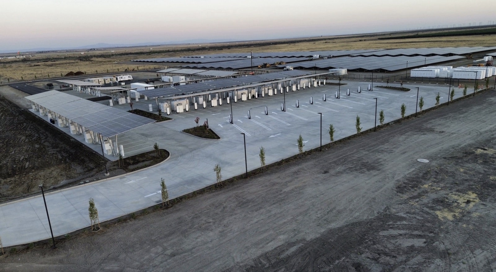 Tesla Opens World’s Largest Supercharger in California With 164 Solar-Powered Stalls