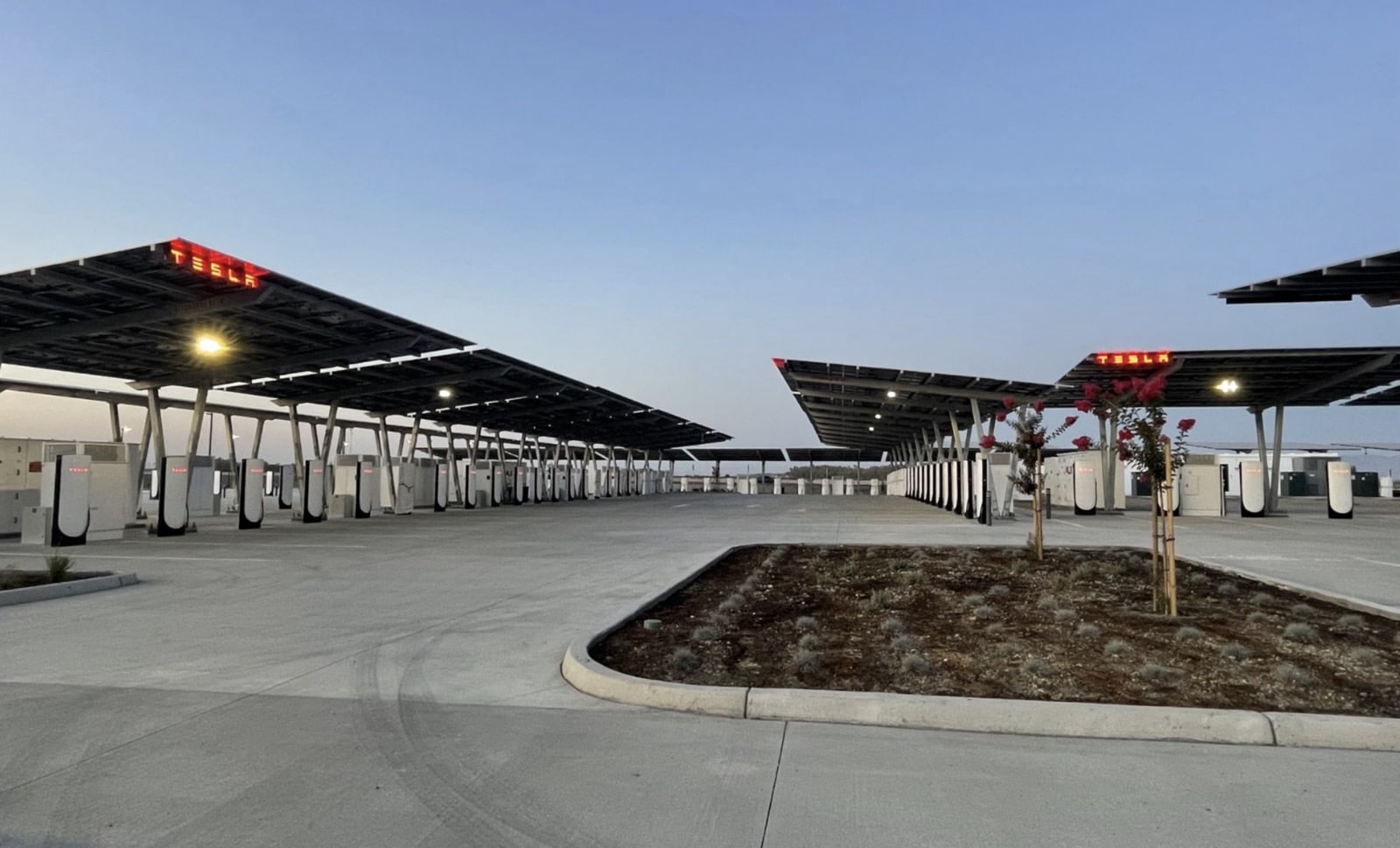 Tesla Opens World’s Largest Supercharger in California With 164 Solar-Powered Stalls